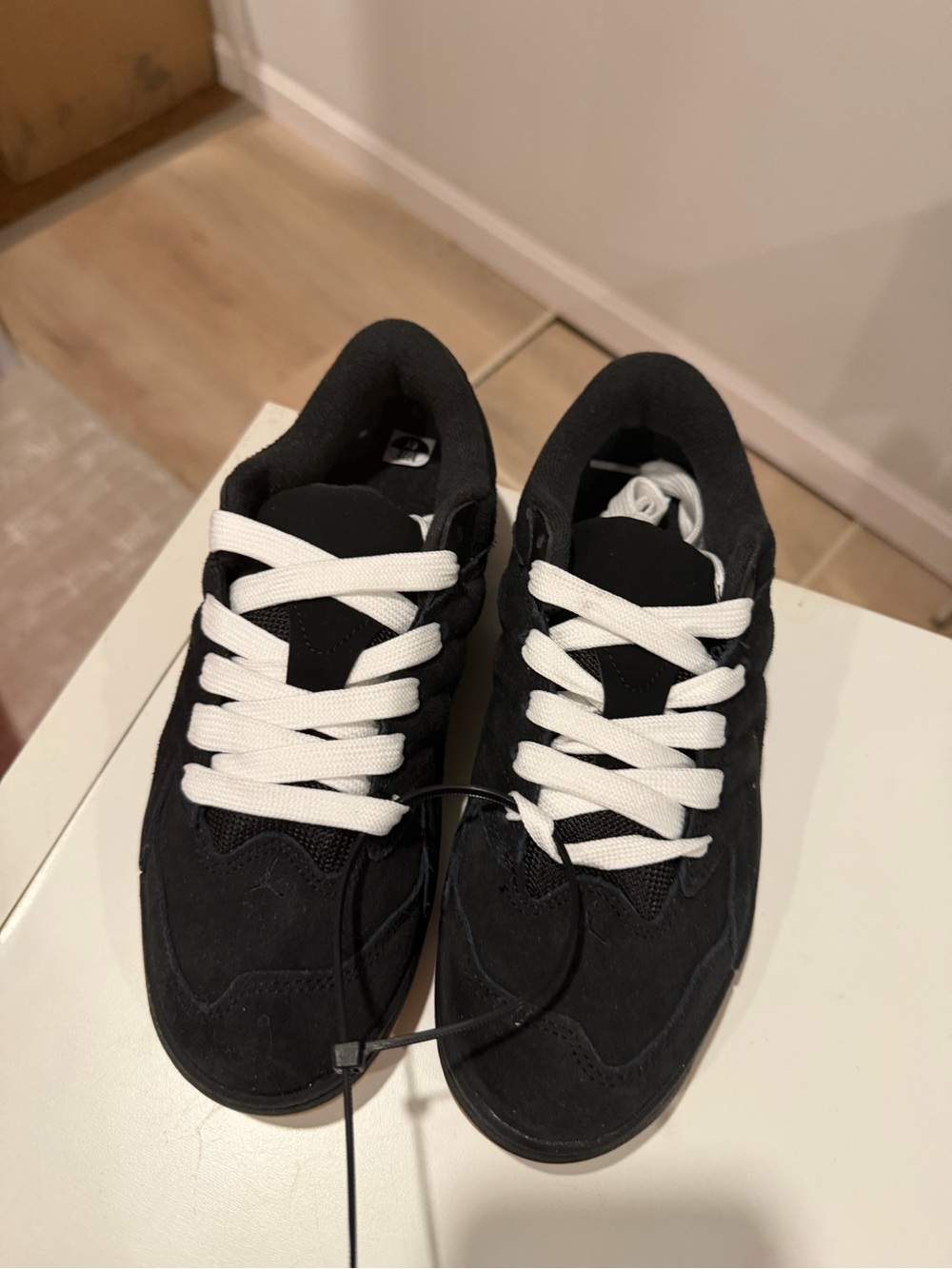 Jordan Black Low-Top Sneakers with White Laces
Box missing cover!!